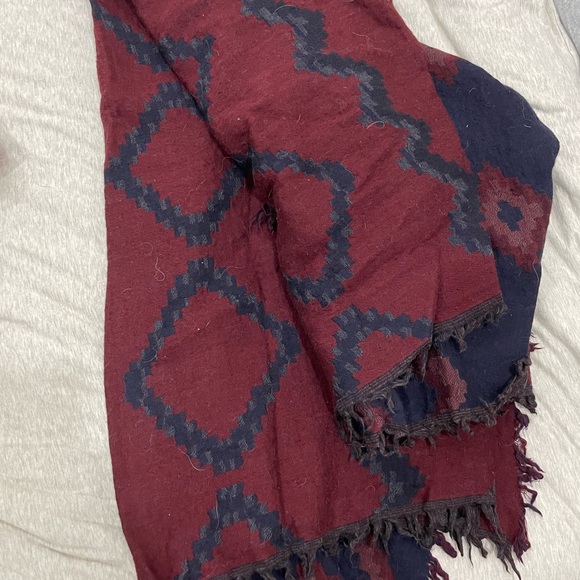 Aritzia blanket scarf - Picture 7 of 9